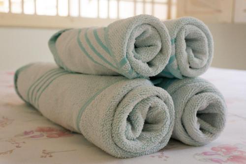 uma pilha de toalhas empilhadas umas em cima das outras em Casa Linda em Santarém
