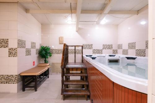 Ett badrum på Ethno Hotel Orto Doydu