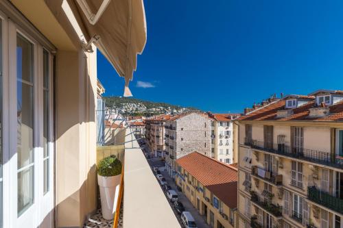 une vue depuis le balcon d'un immeuble dans l'établissement Cosy 1 Bdr near Garibaldi Square - Top Floor & AC, à Nice