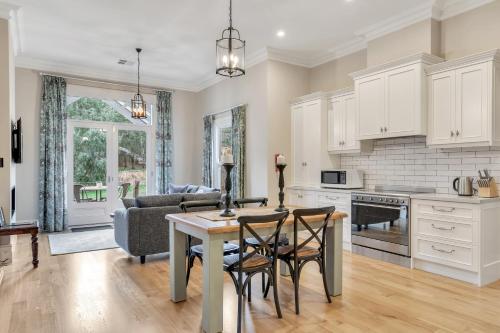 Η κουζίνα ή μικρή κουζίνα στο Grandview Accommodation - The Elm Tree Apartments