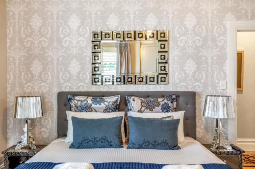 Ένα ή περισσότερα κρεβάτια σε δωμάτιο στο Grandview Accommodation - The Elm Tree Apartments