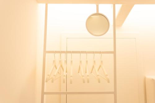 a mirror on a shelf with a rack of knives at Casa San Cristoforo in Chioggia