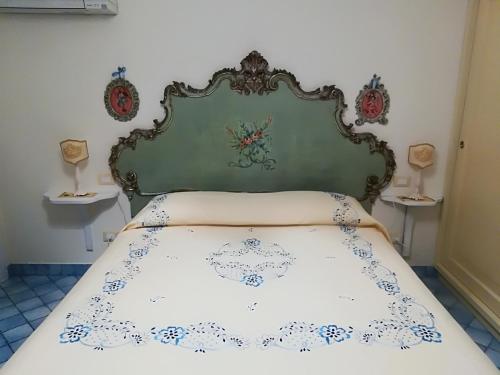 Un pat sau paturi într-o cameră la Villa Stella del mare