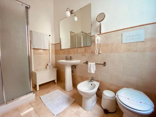 A bathroom at Mamamia #Politeama