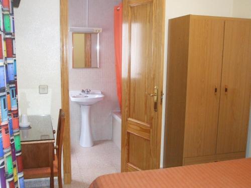 een kleine badkamer met een wastafel en een toilet bij Hostal Casa Juan in Lorca