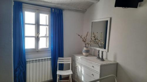 een kamer met een raam, een dressoir en een spiegel bij ''SAPORE DI PROVENZA'' Sole Mare Quiete in Terzorio