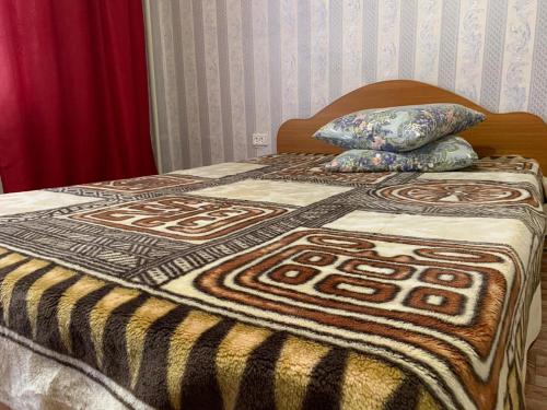 ウファにあるДуванский бульвар 23のベッド1台(毛布、枕2つ付)