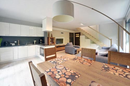Kuchyň nebo kuchyňský kout v ubytování Ekskluzywne Apartamenty Sun Seasons 24 w Karpaczu by Noclegi Renters