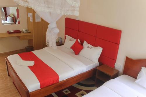 Кровать или кровати в номере Vienna Woods Hotel Nakuru