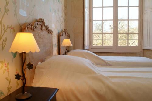 Ένα ή περισσότερα κρεβάτια σε δωμάτιο στο Gite et Chambres d'Hôtes Clos de Mondetour