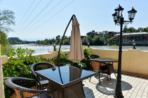 Výhled na řeku, která protéká v blízkosti hotelu