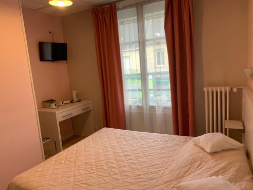 um pequeno quarto com uma cama e uma janela em Au Vieux Puits em Villers-Bocage