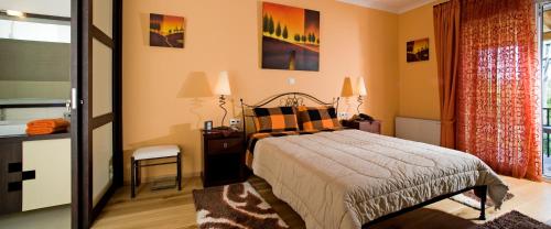 Postel nebo postele na pokoji v ubytování Beautiful 9-Bed Villa in Gouvia with Tennis Court