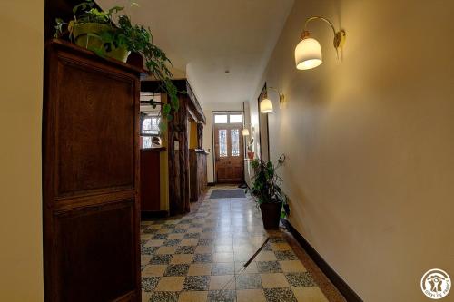 a hallway with aoyer with at Goute la vie in Marchamp