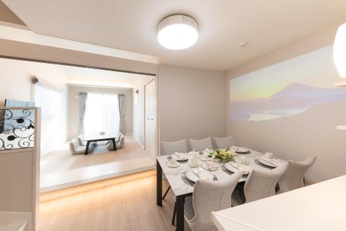 uma sala de jantar com mesa e cadeiras em The Guest Villa 箱根湯本 V-I em Hakone