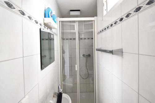 a bathroom with a shower and a toilet and a sink at Apartment mit 2 Schlafzimmern in Bergisch Gladbach
