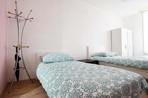 a bedroom with two beds and a lamp in it at Apartment mit 2 Schlafzimmern in Bergisch Gladbach