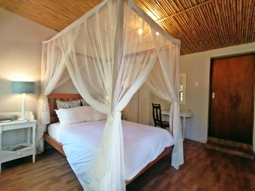 سرير أو أسرّة في غرفة في Diemersfontein Wine & Country Estate