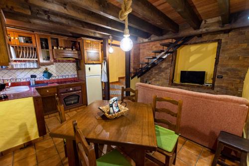 cocina y comedor con mesa de madera en Casa Rural Abuelo Ramón, en Vallehermoso