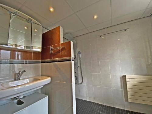 a bathroom with a sink and a shower at Villa Prinsenhof # Zestien in Bergen