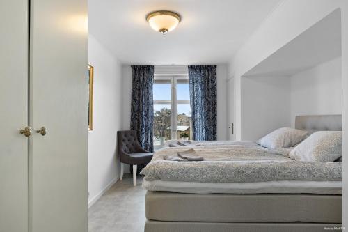 a bedroom with a large bed and a window at HernöRum Storgatan - Centrala lägenheter in Härnösand