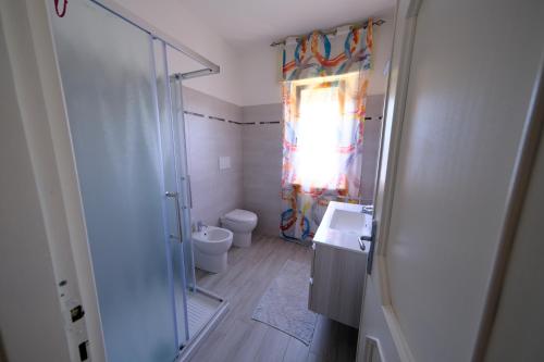 W łazience znajduje się prysznic, umywalka i toaleta. w obiekcie Agriturismo Casale del Contadino w mieście Bolsena