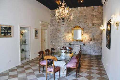 comedor con mesa y sillas en SUNce Palace Apartments with free offsite parking, en Dubrovnik