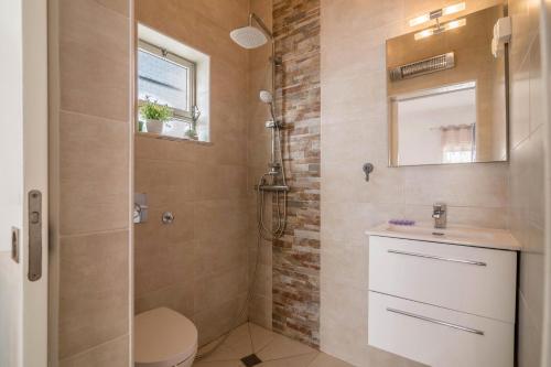 a bathroom with a shower and a toilet and a sink at Casa Rocha in Pêra