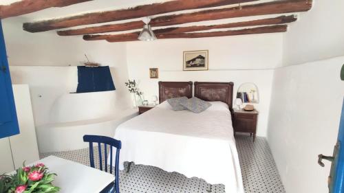 Säng eller sängar i ett rum på La Casa di Nonna Ida