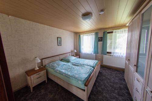 1 dormitorio con cama y ventana en Ferienwohnung an der Mainschleuße, en Harrbach
