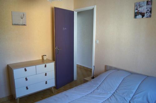 - une chambre avec un lit et un placard avec une porte dans l'établissement Lara 5 - Grand T2 sans vis-à-vis Parking - Près centre-port, île des Loisirs, plage Richelieu, au Cap d'Agde