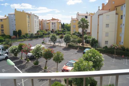 une vue d'un parking depuis un balcon dans l'établissement Lara 5 - Grand T2 sans vis-à-vis Parking - Près centre-port, île des Loisirs, plage Richelieu, au Cap d'Agde