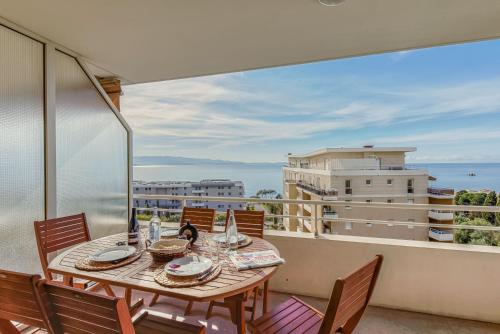 - une table sur un balcon avec vue sur l'océan dans l'établissement Cappella, à Ajaccio