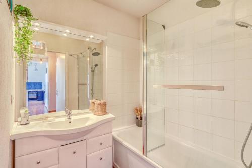 een badkamer met een wastafel, een douche en een bad bij Cappella in Ajaccio