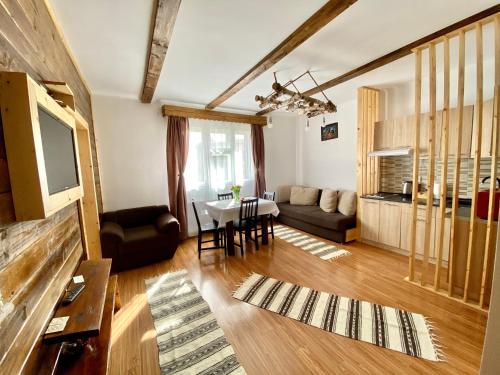 een woonkamer met een bank en een tafel bij Casa Margau in Mărgău
