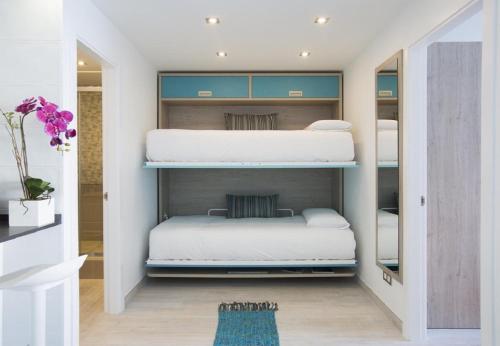 Dviaukštė lova arba lovos apgyvendinimo įstaigoje Apartamento Avenida America Confort XIII en Madrid