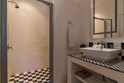 Bilik mandi di Duke & Duchess Boutique Hotel