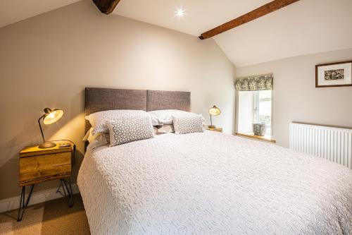 מיטה או מיטות בחדר ב-Hilldale Cottage