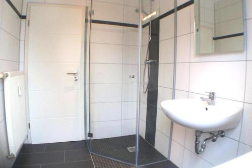A bathroom at Ferienhaus Bayern am Ferienpark Westerncity