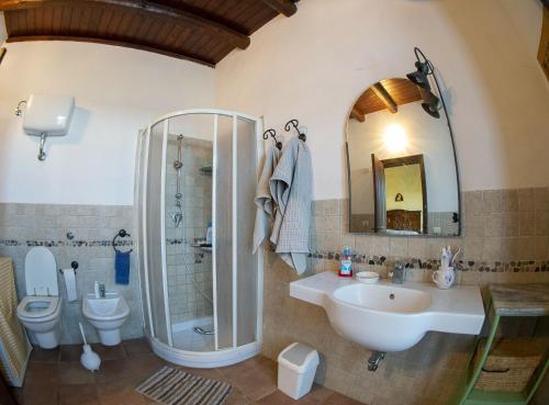 Et badeværelse på Spacious house with sea view