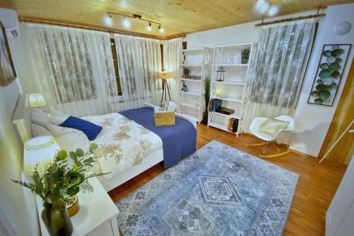 A bed or beds in a room at The Secret Lodge- NEW with private GARAGE, entire house