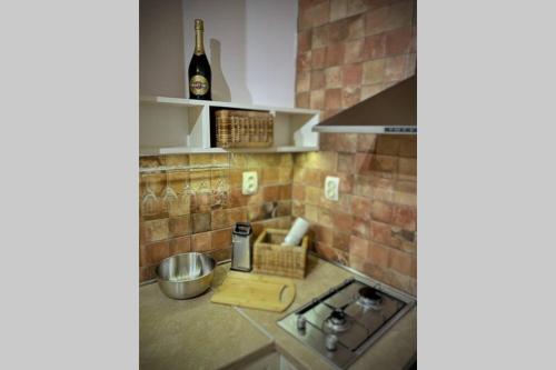 Kitchen o kitchenette sa The Secret Lodge- NEW with private GARAGE, entire house