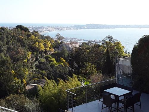 Gallery image of Villa Alamp#supercannes #golfejuan #cannes #Mediterraneanpanoramicview #piscine #rooftop # verymodern #openliving #closebeach #closecapantibes in Vallauris