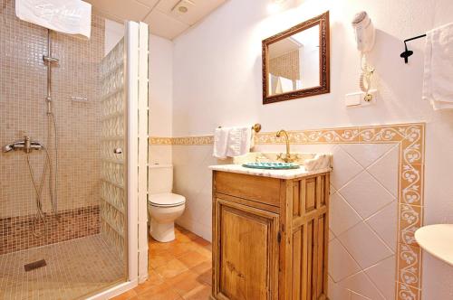 Un baño con lavabo, ducha e inodoro. en La Seguiriya, en Alhama de Granada