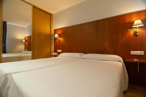 Кровать или кровати в номере Hotel Hispania