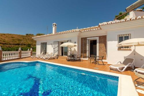 VILLA ANDALUCÍA: cerca de todo, intimidad y espacio