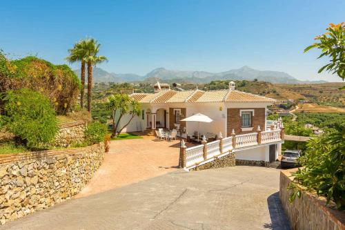 VILLA ANDALUCÍA: cerca de todo, intimidad y espacio