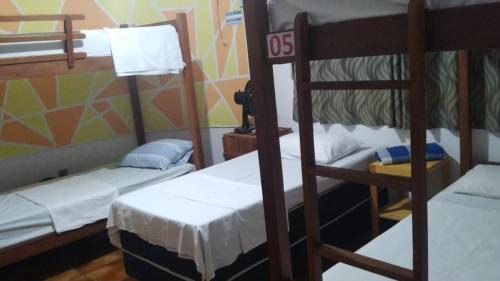 Двухъярусная кровать или двухъярусные кровати в номере Regiane Beach Pousada Hostel