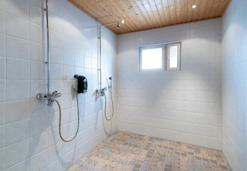 Kylpyhuone majoituspaikassa Törmälän Tila