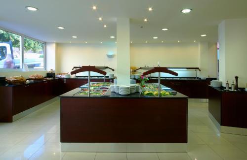 una cocina con encimera con platos. en Eurohotel Katrin Hotel & Bungalows, en Stalida